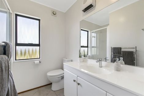 Photo of property in 14 Rifleman Rise, Unsworth Heights, Auckland, 0632