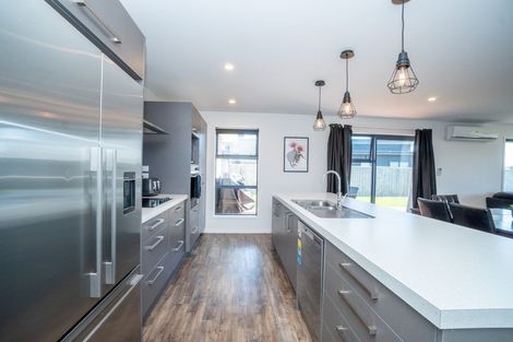 Photo of property in 8 Cyprus Place, Fitzherbert, Palmerston North, 4410