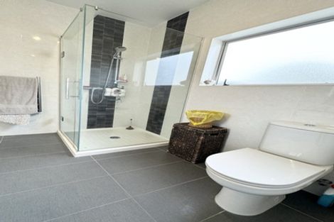 Photo of property in 2/63 Pupuke Road, Birkenhead, Auckland, 0627