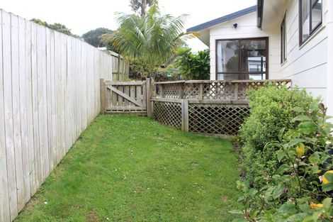 Photo of property in 1/8 Louise Place, West Harbour, Auckland, 0618