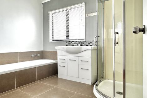 Photo of property in 2/44 Darren Crescent, Half Moon Bay, Auckland, 2012