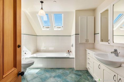 Photo of property in 25 Fairview Crescent, Kelburn, Wellington, 6012