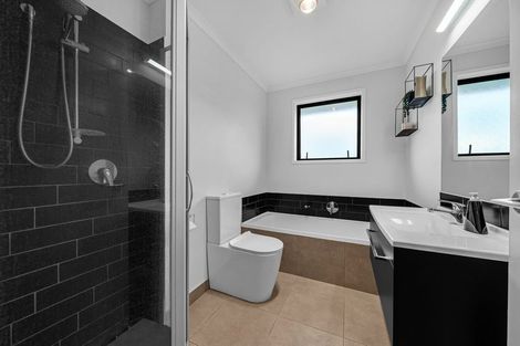 Photo of property in 33 Harry Richards Way, Pokeno, 2402