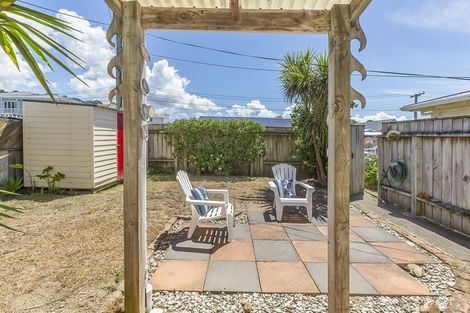 Photo of property in 137 Apu Crescent, Lyall Bay, Wellington, 6022