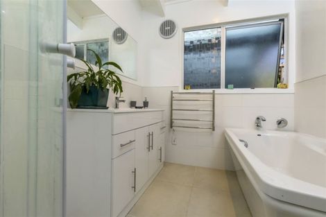 Photo of property in 16 Napuka Road, Henderson Valley, Auckland, 0612