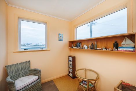 Photo of property in 19 Marine Parade South, Foxton Beach, Foxton, 4815