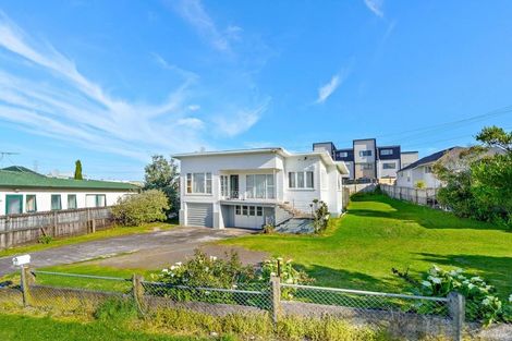 Photo of property in 2 Binsted Road, New Lynn, Auckland, 0600