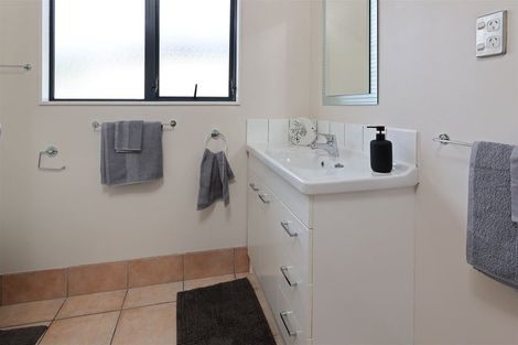 Photo of property in 5 Cognac Place, Henderson, Auckland, 0612