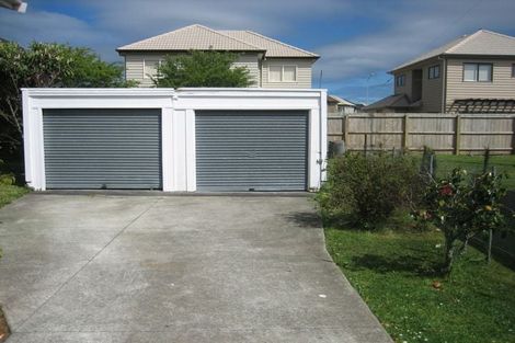 Photo of property in 2/124 Te Atatu Road, Te Atatu South, Auckland, 0610