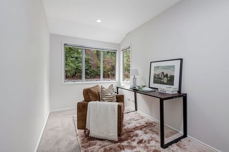 Photo of property in 9 Springwater Vale, Unsworth Heights, Auckland, 0632