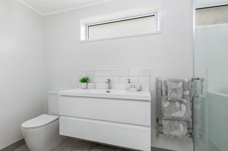 Photo of property in 18 Village Way, Ardmore, Papakura, 2582