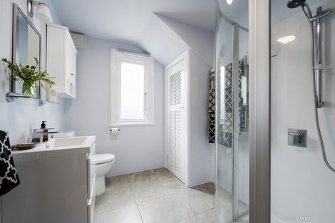 Photo of property in 19 Glen Road, Kelburn, Wellington, 6012