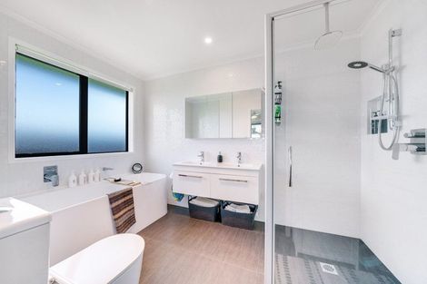 Photo of property in 42 Twin Parks Rise, Papakura, 2110