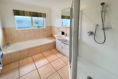 Photo of property in 102b Wharf Road, Te Atatu Peninsula, Auckland, 0610
