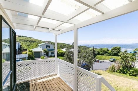 Photo of property in 11 Fernhaven Grove, Newlands, Wellington, 6037