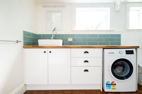 Photo of property in 35 Napier Terrace, Hospital Hill, Napier, 4110