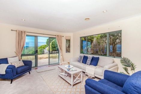 Photo of property in 22 Bennett Grove, Newlands, Wellington, 6037