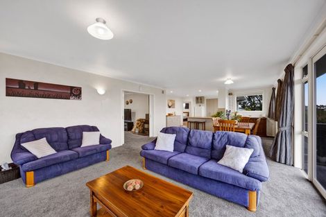 Photo of property in 21 Longview Drive, Merrilands, New Plymouth, 4312