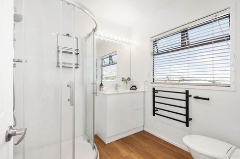 Photo of property in 10 Bridgehead Cove, West Harbour, Auckland, 0618