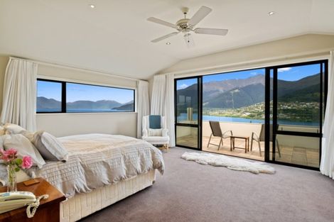 Photo of property in 8 Milward Place, Kelvin Heights, Queenstown, 9300