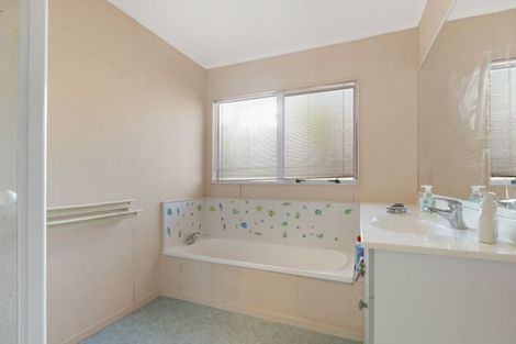 Photo of property in 8 Bluebird Crescent, Unsworth Heights, Auckland, 0632