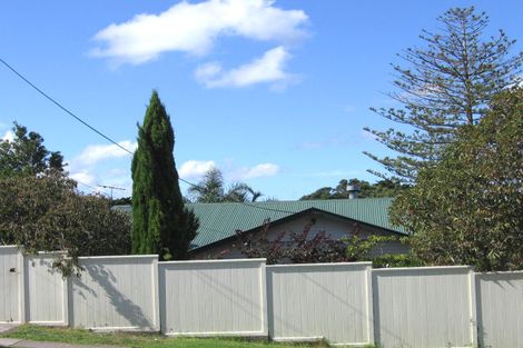 Photo of property in 8a Stanley Point Road, Stanley Point, Auckland, 0624