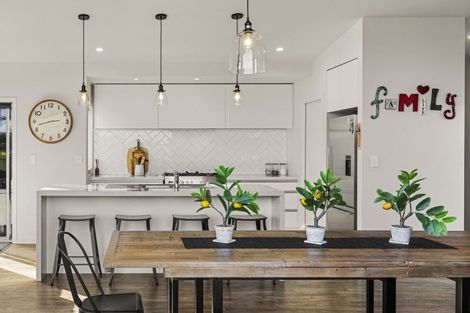 Photo of property in 24 Robertson Street, Raglan, 3225