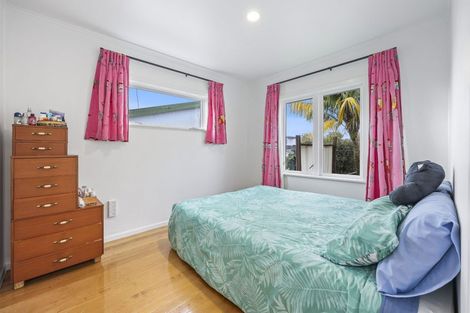 Photo of property in 44 Farquhar Road, Glendene, Auckland, 0602
