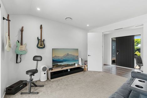 Photo of property in 6 Fairbairn Close, Halswell, Christchurch, 8025