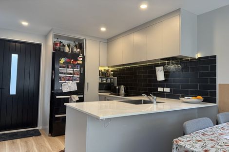 Photo of property in 25 Tokai Place, Glen Eden, 0602