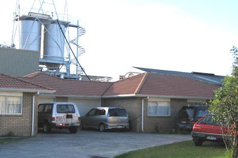 Photo of property in 3/1 Juliana Way, Glendene, Auckland, 0602