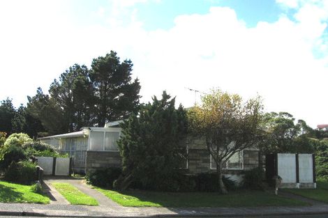 Photo of property in 43 Colchester Crescent, Newlands, Wellington, 6037