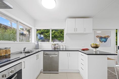 Photo of property in 2/30 Kathleen Street, Totara Vale, Auckland, 0627
