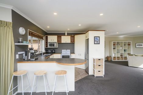 Photo of property in 5 Sycamore Crescent, Fitzherbert, Palmerston North, 4410
