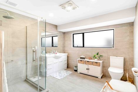 Photo of property in 32 Connemara Court, West Harbour, Auckland, 0618