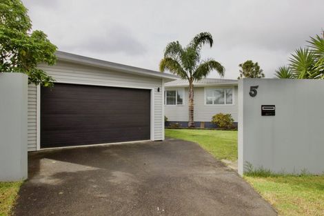 Photo of property in 5 Ngatoa Place, Glenfield, Auckland, 0629