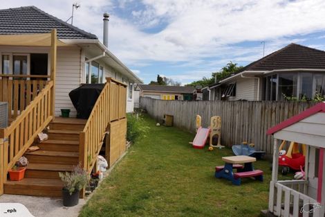 Photo of property in 8 Durham Street, Te Atatu Peninsula, Auckland, 0610