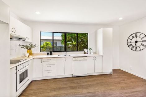 Photo of property in 9/17 Neta Grove, Henderson, Auckland, 0612