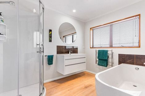 Photo of property in 8 Pounamu Place, Shelly Park, Auckland, 2014