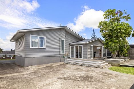 Photo of property in 18 Farnborough Crescent, Mangere, Auckland, 2022