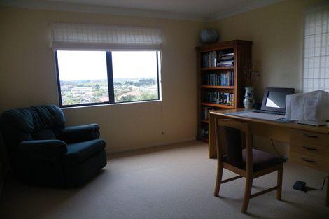 Photo of property in 6 Cricklade Terrace, Windsor Park, Auckland, 0632