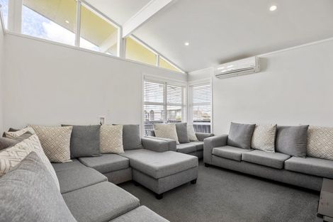 Photo of property in 18 Farnborough Crescent, Mangere, Auckland, 2022