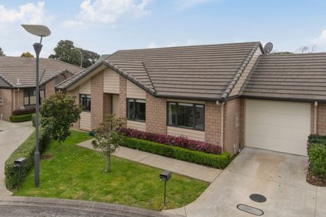 Photo of property in 26 Royalle Mews, Botany Downs, Auckland, 2010