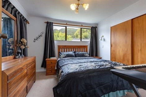 Photo of property in 5 Freyberg Street, Waterloo, Lower Hutt, 5011