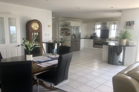 Photo of property in 2/25 Churchill Road, Murrays Bay, Auckland, 0630