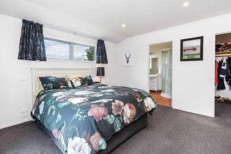 Photo of property in 28 Montgomery Crescent, Kinloch, Taupo, 3377