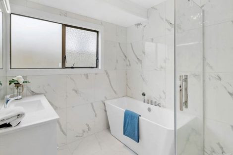 Photo of property in 1 Elsted Place, Goodwood Heights, Auckland, 2105