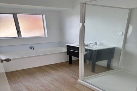 Photo of property in 8 Lynmore Drive, Hillpark, Auckland, 2102