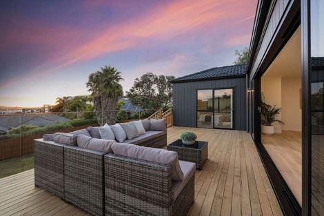 Photo of property in 20 Baulcomb Parade, Windsor Park, Auckland, 0632