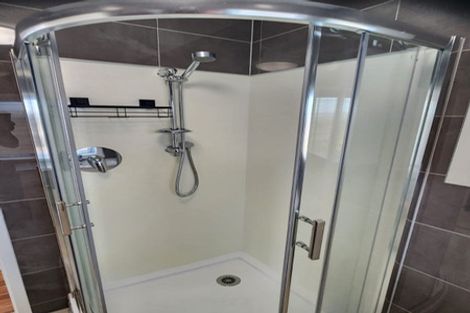 Photo of property in 623 Glenfield Road, Totara Vale, Auckland, 0629